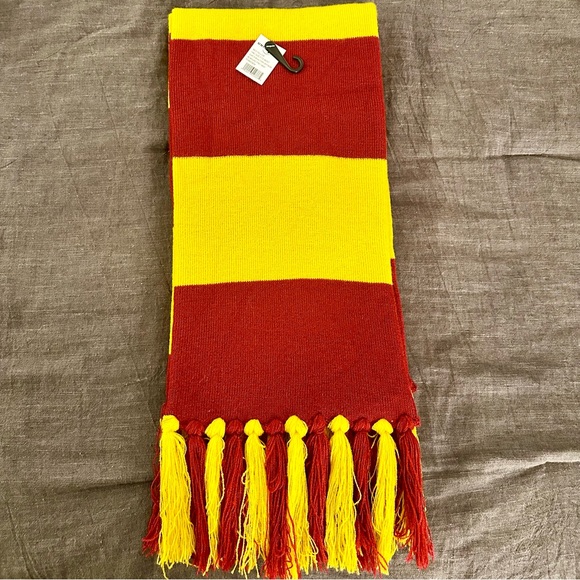 🧣Gryffindor Hogwarts Officially Licensed - Picture 5 of 10